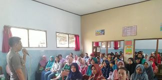 Kapolsek Tasikmadu Laksanakan Binluh Kepada Guru dan Wali Murid SDN 3 Karangmojo