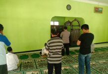 Personil Polsek Jumantono Polres Polda Jawa Tengah Melaksanakan Sholat Dhuhur Berjamaah Di Masjid Ukuwah Islamiyah
