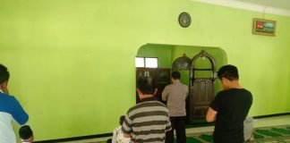 Personil Polsek Jumantono Polres Polda Jawa Tengah Melaksanakan Sholat Dhuhur Berjamaah Di Masjid Ukuwah Islamiyah