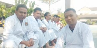 Jaga Fisik dan Stamina, Personil Polsek Tasikmadu Laksanakan Latihan Beladiri Polri di Polres Karanganyar