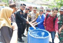 Kapolres Karanganyar dan Badan eksekutif Mahasiswa (BEM) Se-Karanganyar Kirim Bantuan Air Bersih
