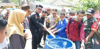 Kapolres Karanganyar dan Badan eksekutif Mahasiswa (BEM) Se-Karanganyar Kirim Bantuan Air Bersih