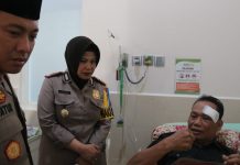 Bentuk Kepedulian Dan Kebersamaan, Kapolres Karanganyar Jenguk Anggota yang Sakit