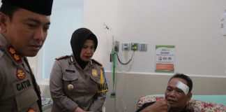 Bentuk Kepedulian Dan Kebersamaan, Kapolres Karanganyar Jenguk Anggota yang Sakit