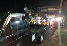 Polisi Peduli, Anggota Sat Lantas Polres Karanganyar Bantu Dorong Mobil Mogok