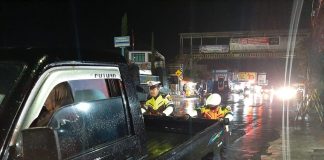 Polisi Peduli, Anggota Sat Lantas Polres Karanganyar Bantu Dorong Mobil Mogok