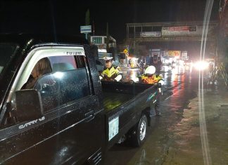 Polisi Peduli, Anggota Sat Lantas Polres Karanganyar Bantu Dorong Mobil Mogok