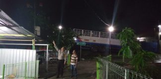 Deteksi Dini Cegah Banjir, Polisi Jaten Mengecek Debit Air Sungai Bengawan