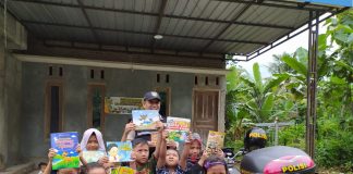 Bripka Dodik Tingkatkan Minat Baca Anak Di Desa Binaannya