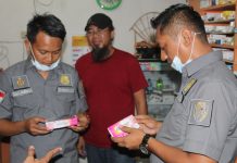 Tim Gabungan Reskrim dan Dinkes Karanganyar Cek Stok Hand Sanitizer, Masker dan Alkohol di apotek
