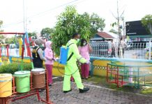 Cegah Penyebaran Virus, TK Kemala Bhayangkari 71 dan SMP Bhayangkari Karangpandan Jadi Sasaran Penyemprotan Cairan Disinfektan
