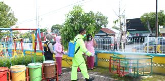 Cegah Penyebaran Virus, TK Kemala Bhayangkari 71 dan SMP Bhayangkari Karangpandan Jadi Sasaran Penyemprotan Cairan Disinfektan