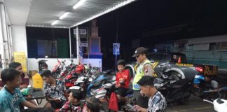 Hampiri Pemuda Nongkrong, Patroli Polsek Matesih Himbauan Untuk Membubarkan Diri