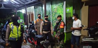 “Blue Light Patrol” Patroli Polsek Colomadu Tegur Warga yang Tidak Gunakan Masker