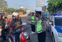 Sat Lantas Himbau Pengendara Gunakan Masker dan Tindak Pelanggar Lalulintas Di Simpang 4 Bejen