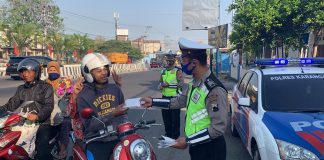 Sat Lantas Himbau Pengendara Gunakan Masker dan Tindak Pelanggar Lalulintas Di Simpang 4 Bejen