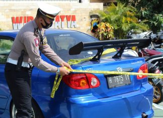 Polisi Digleyer Mobil Berknalpot berisik, Setelah Ditilang Ternyata Siswi SMA