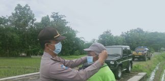 Polsek Jaten bersama TNI Dan Satpol PP , Bagi bagi Masker Cegah Penularan Covid 19.
