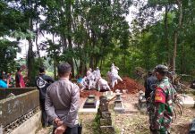 Polisi Polsek Matesih Polres Karanganyar Lakukan Pengamanan Pemakaman Pasien Covid 19