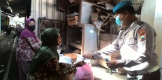 Polsek Jatiyoso Polres Karanganyar Sosialisasikan PPKM Mikro Sambil Berbagi Masker Gratis