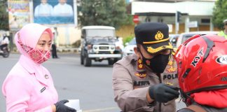 Hari Pertama Ramadan, OPS KESELAMATAN CANDI 2021 Kapolres Karanganyar Bagikan Masker dan Takjil