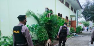 Dengan K9 dan Metal Detektor, Sat Samapta Polres Karanganyar Amankan Ibadah di Gereja Colomadu