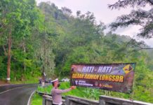 Hindari Laka Lantas, Polres Karanganyar Pasang Peringatan di Jalur Rawan Longsor