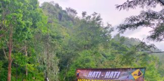 Hindari Laka Lantas, Polres Karanganyar Pasang Peringatan di Jalur Rawan Longsor