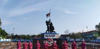 Peringati HKGB Ke-69 Anggota Bhayangkari Cabang Karanganyar Berziarah Di TMP Dharma Tunggal Bakti