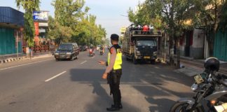 Polres Karanganyar Memberikan Pengamanan Cegah Laka Lantas Di Sepanjang Jalan Lawu