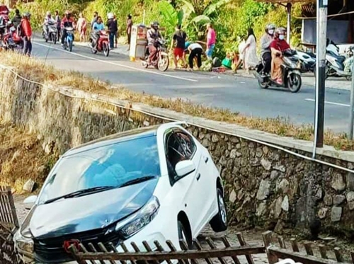 kecelakaan-mobil-tabrak-motor