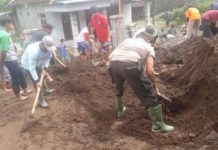 Polsek Jenawi Bergotong Royong Besihkan Material Tanah Longsor Di Desa Gumeng