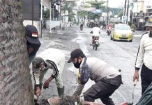 Bripka Prias Bhabinkamtibmas Desa Klodran, Bersihkan “Tugu Boto” Bersama Linmas