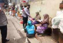 Bagikan Masker Kepada Para Pedagang, Polsek Tawangmangu Ajak Masyarakat Tetap Disiplin Potokol Kesehatan