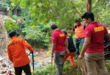 Bantu Evakuasi Korban, Polres Karanganyar Terjunkan Komunitas Jeep Angkat Material Beton