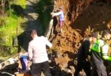 Tanggapi Parigi Yang Longsor, Polsek Ngargoyoso Bersihkan Material Longsor Dari Jalanan