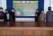 Menghadapi PPKM Level 3 , Bhabinkamtibmas Desa Nglegok Cek Posko PPKM Mikro