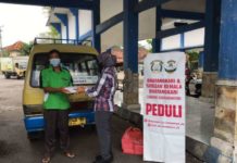 Bhayangkari Bersama Polwan Polres Karanganyar Sisir Jalan Bagikan Nasi Kotak