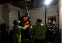 Dipimpin Kapolsek, Anggota Polsek Mojogedang Bantu Atasi Kerusakan Rumah Warga Yang Tertimpa Pohon Tumbang