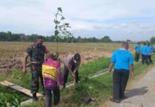 Polsek Jaten Gandeng Koramil Dan Kecamatan Serta Warga Tanam Pohon Penghijauan