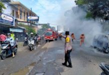 Polsek Gondangrejo Bersama Anggota Pos Pam Exit Tol Bantu Evakuasi Mobil Terbakar
