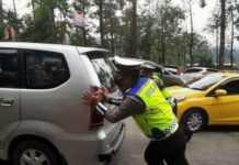 Anggota Sat Lantas Polres Karanganyar Bantu Mobil Mogok di Tanjakan