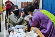 Vaksinasi di MI Muhammadiyah, Kapolsek Karanganyar : Ayo Vaksin, Agar Kita Kuat!