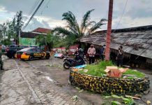 Dipimpin Kabag Ops, Anggota Polres Karanganyar Tangani Dampak Angin Kencang