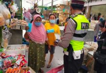 Anggota Sat Lantas Masuk Pasar Nglano Bagikan Masker Gratis