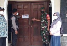 Sat Binmas Karanganyar Tempel Sticker Isoman, Agar Masyarakat Lebih Peduli Dan Jogo Tonggo