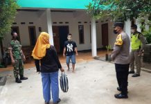 Bhabinkamtibmas Polsek Colomadu Berikan Bantuan Sembako untuk Warganya yang Isoman