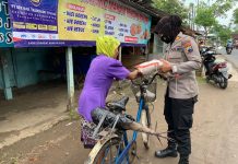 Polsek Karanganyar Berikan 5 Kg Beras Kepada Masyarakat Membutuhkan