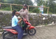 Polsek Gondangrejo Lakukan Operasi Yustisi Dan Bagikan Masker Di Desa Selokaton Karanganyar