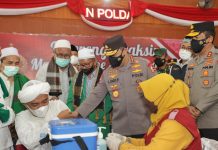 Tokoh Agama di Jatim Ikut Vaksinasi, Kapolri: Jadi Penyemangat Kita Semua